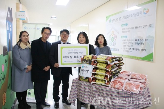 (사진:안소라)안양시사회복지협의회, 안양시다문화가족지원센터 설맞이 “사랑의쌀” 전달