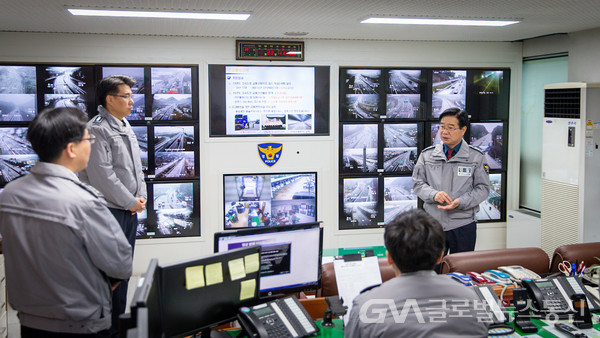 (사진제공:부산경찰)  고속도로순찰대(8지구대)를 격려 방문