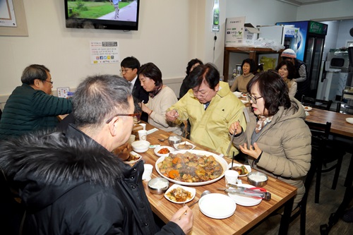 (사진제공:안동시) 직원들과 찜닭으로 점심을 하고 있는 권영세 안동시장