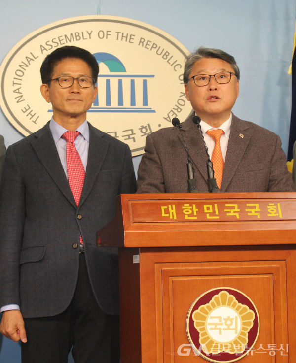 (사진: 글로벌뉴스통신 이도연 기자) (오른쪽부터)조원진 우리공화당 대표, 김문수 자유통일당 대표