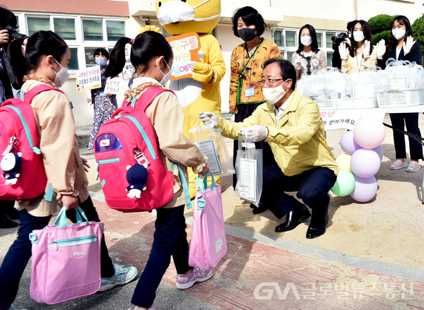 (사진제공:부산교육) 김석준 부산광역시교육감이 새내기 학생들에게 꽃화분을 나눠주며 등교를 축하하고 있다.