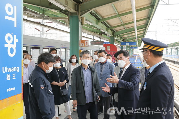 (사진제공:의왕시) 김상돈 의왕시장이 의왕역 엘리베이터 현장점검에 나섰다