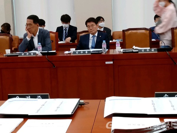 (사진:글로벌뉴스통신 권혁중)(우측) 김수홍 의원