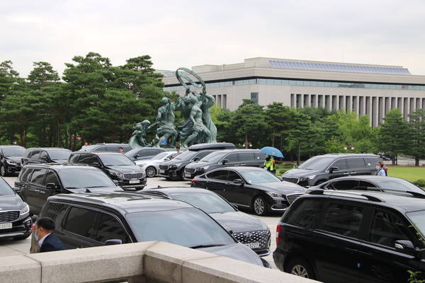(사진:글로벌뉴스통신 최광수 기자) 국회 본관 연결 통로 앞에 대기중인 의원 차량