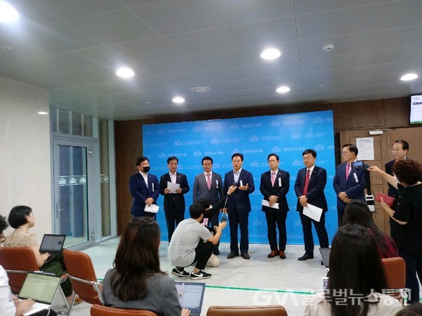 (사진;글로벌뉴스통신 권혁중) 미래통합당 의원들이 기자회견을 하고 있다.