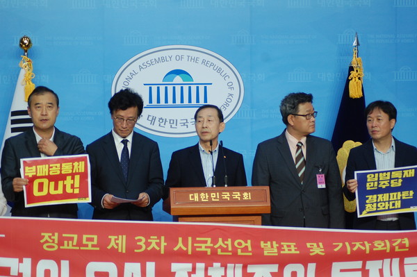 (사진:글로벌뉴스통신 윤일권 기자)석희태 교수(가운데)와 관계자들