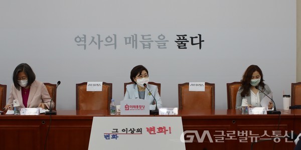 (사진제공:의원실)성폭력대책특위에서 발언중인 김정재위원장