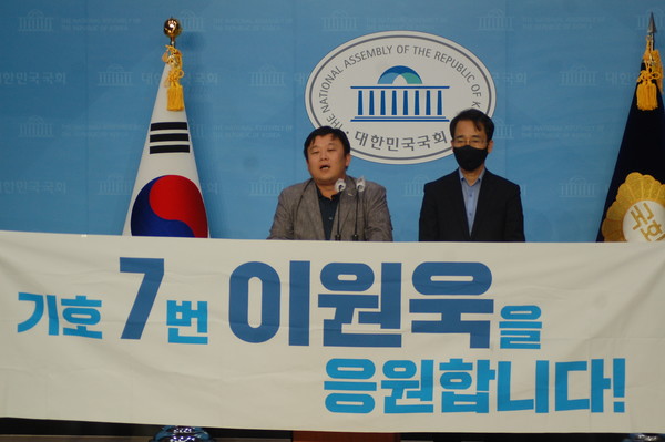 (사진:글로벌뉴스통신 윤일권 기자)안진걸 소장(왼쪽)과 이원욱 후보