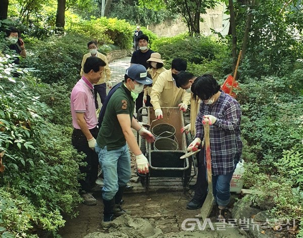 (사진제공:연제구의회) 집중폭우로 피해를 입은 햇살공원 산책로 복구