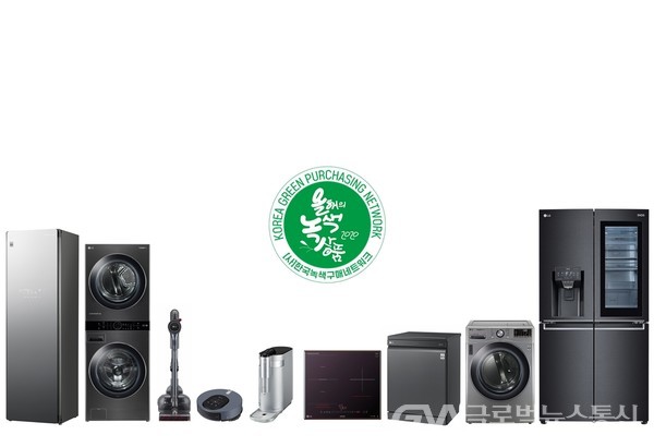 (사진:  LG전자) '2020 올해의 녹색상품'에 선정된 LG 제품. (왼쪽부터) 트롬 스타일러, 트롬 워시타워, 코드제로 A9S, 코드제로 M9, 퓨리케어 상하좌우 정수기, 디오스 인덕션 전기레인지, 디오스 식기세척기 스팀, 트롬 건조기 스팀 씽큐, 디오스 얼음정수기 냉장고