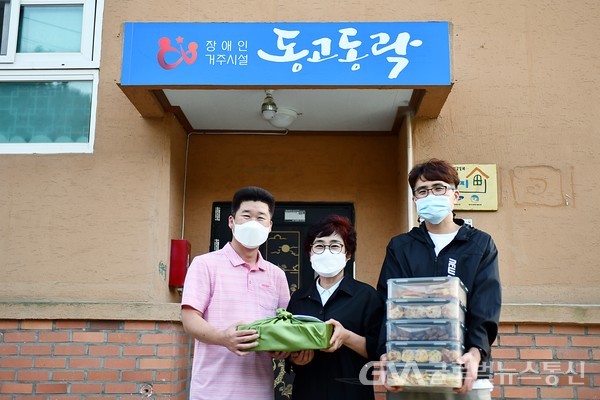 (사진:글로벌뉴스통신 권오헌 기자)국중숙 회장이 김민수 시설장에게 음식과 성금을 전달하고 기념촬영을 하고 있다. 