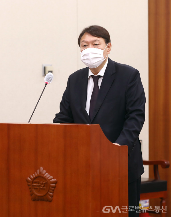 (사진: 공동취재단) 윤석열 검찰총장이 국회 법사위 국정감사에 출석하여 답변하고있다.