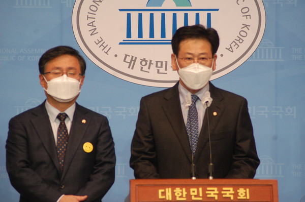 (사진:글로벌뉴스통신 윤일권 기자)김정호 의원(오른쪽)