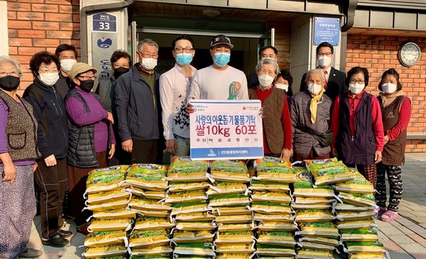 (사진제공:백건아)하윤교통안전 박재연 대표와 백건아 가수가 동교4통에 이웃돕기 쌀10kg 60포를 기탁