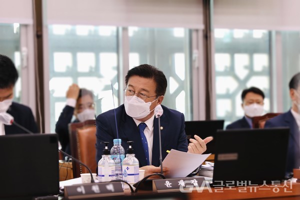 (사진: 의원실) 윤재갑 국회의원(더불어민주당, 해남·완도·진도)