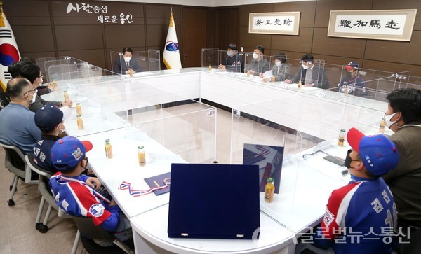 (사진제공:용인시) 백군기 용인시장이 처인·기흥·수지 리틀야구단을 격려하고 있다
