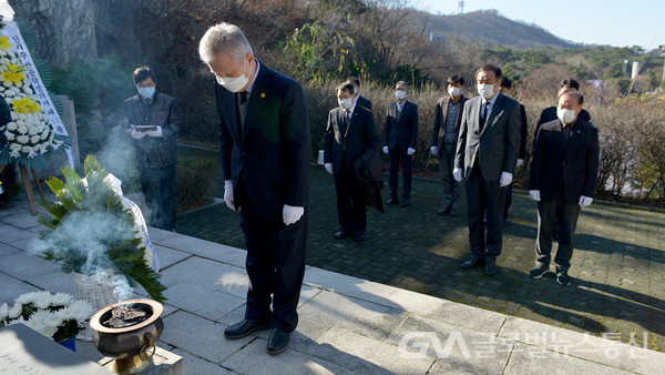 (사진제공:자총) 기념탑에 참배하는 박종환 총재와 임직원