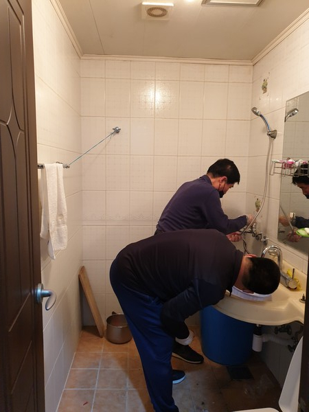 (사진제공:군포시)군포2동 새마을지도자회 회원들이 저소득 가구 욕실 시설을 교체하고 있다.