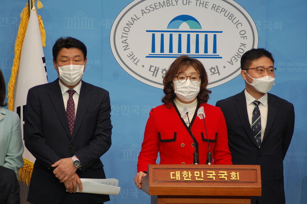 (사진:글로벌뉴스통신 윤일권 기자)양금희 의원(가운데)과 관계자들