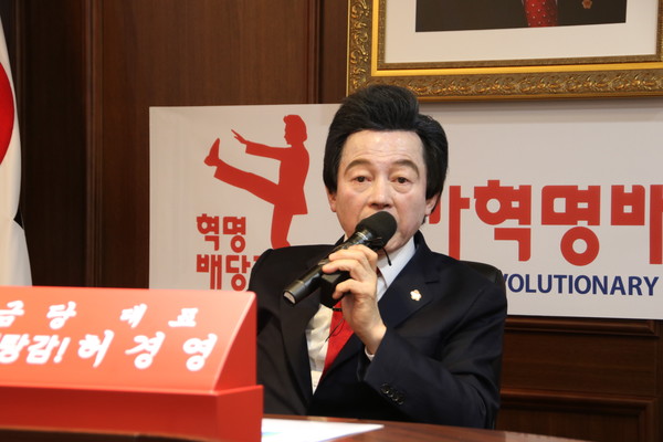 (사진:글로벌뉴스통신 최광수 기자)허경영 국가혁명당 대표가 여의도 중앙 당사에서 기자회견