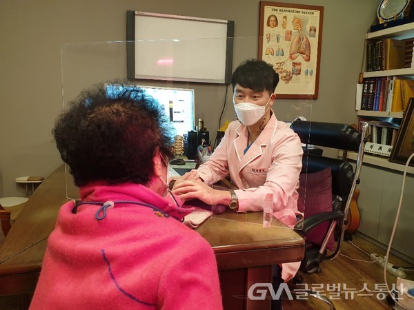 (사진제공:북구) 북구의 한 주민이 한방주치의 진료를 받고 있다.