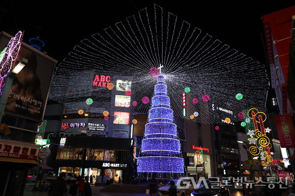(사진제공:중구) 지난해 12월 22일 부산크리스마스트리문화축제 점등 시연 모습