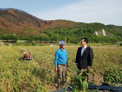 (사진제공:글로벌뉴스통신) 농민들과 담소 나누는 김형동의원