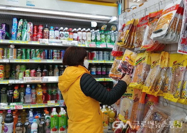 (사진제공:경주시)경주시가 민족 최대 명절 설을 앞두고 시민들이 안심하고 식품을 구매할 수 있도록 위생관리실태 점검을 실시하고 있다