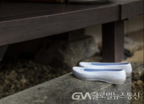 (사진: 김진홍 논설위원)한국인의 전통적인 흰 고무신(백신)