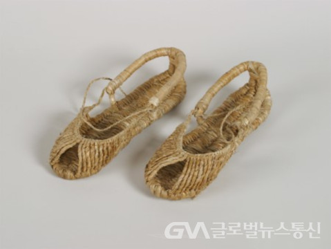     (사진제공: 김진홍 논설위원) 한국인의 전통적인 신발          "미투리(삼신)" 모습