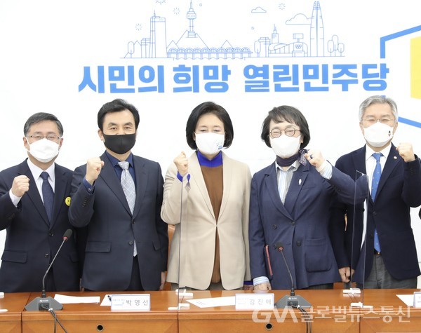 (사진: 박영선캠프) 박영선 더불어민주당 서울시장 후보가 열린민주당 김진애 전 후보와 관계자들과 만나고 있다.