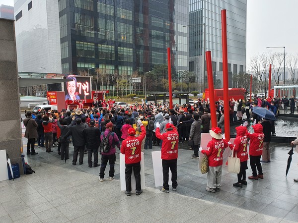 (사진제공:국가혁명당)허경영,기호7번 국가혁명당 서울시장 후보가 날씨가 흐린데도 불구하고 많은 지지자들이 운집한 가운데 선거운동을 하였다.