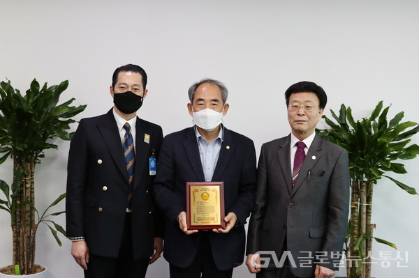 (사진: 의원실) (가운데)윤준병 국회의원(더불어민주당, 전북 정읍시·고창군)