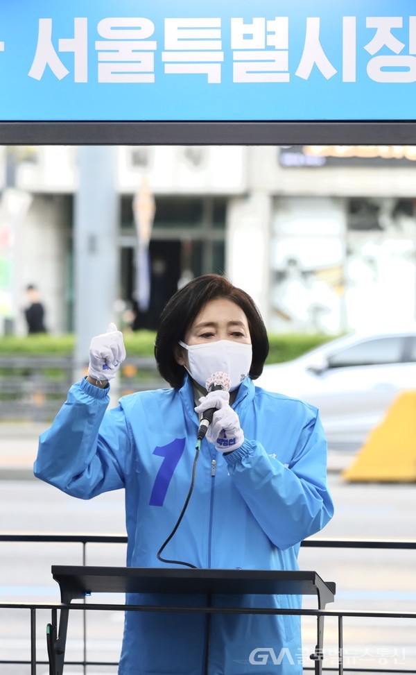 (사진: 박영선캠프) 더불어민주당 박영선 서울시장 후보가 금천구에서 유세하고 있다.