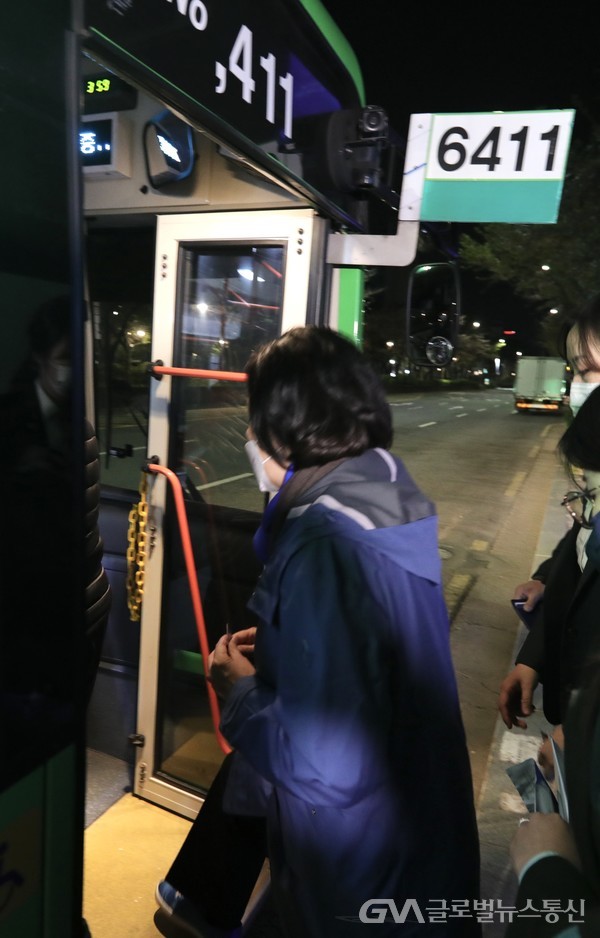 (사진: 박영선캠프) 박영선 더불어민주당 서울시장 후보가 6411번 버스에 탑승하고있다.