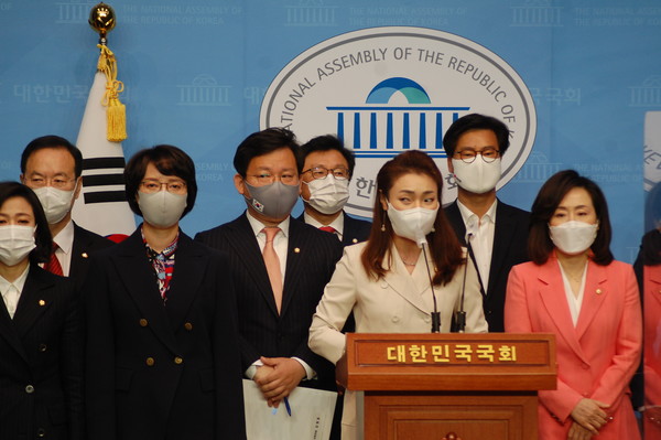 (사진:글로벌뉴스통신 윤일권 기자)김예지 의원(오른쪽에서 세번째)과 초선의원들