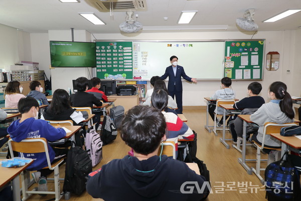 (사진제공: 군포시) 한대희 시장이 군포초등학교에서 1일 명예교사로 군포 문화재 등을 주제로 수업을 진행하고 있다.