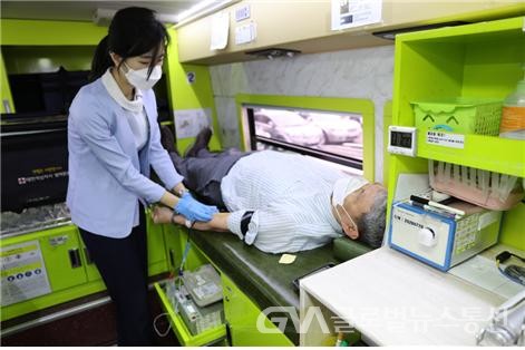 (사진제공:동국대 경주병원)헌혈 중인 동국대경주병원 교직원
