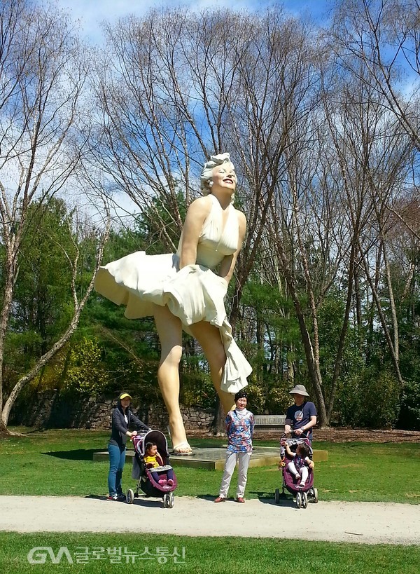  ​(사진제공: Dr, Helen Nam)조각공원Grounds For Sculpture 안의 마릴린 먼로 조각상 - 관람객 비교되는 대담한 크기....,