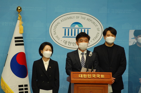 (사진:글로벌뉴스통신 윤일권 기자)김병욱 의원(가운데)