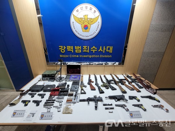 (사진제공:부산경찰) 불법 수입 부품이용 권총·소총 제조 압수물