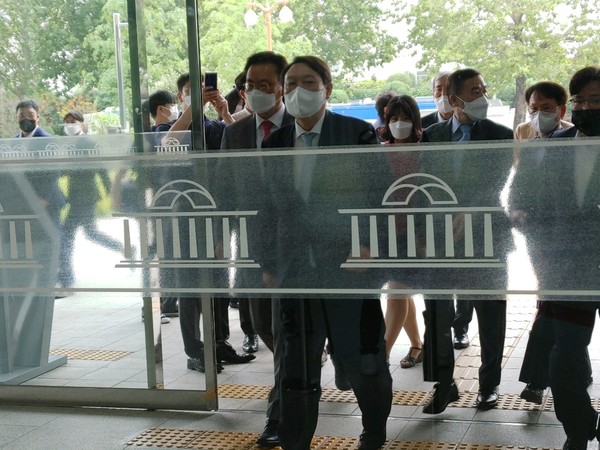 (사진:글로벌뉴스통신 윤일권 기자)윤석열 전 검찰총장이 국회 출입구에 들어오고 있다