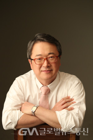(사진제공;김인구작가) 김인구작가는  삼성그룹과 KB 증권 등에서 오랫동안 재직 은퇴후 현재는 "칼리디자인" 연구 활동에 전념하고 있다