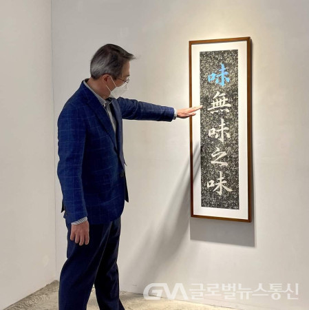 (사진제공: 김인구작가) 지난 4월 중순경 서울 용산         "갤러리 가비"에서 열렸던 "칼리디자인 특별 작품전" 에서  김인구 작가 모습