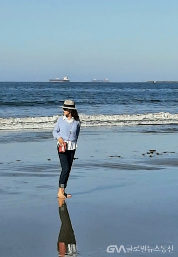 (사진제공: Seal beach주재 Jane Nam) 멀지않은 수평선 위의 큼직한 외항선들을 보면 바다는 외항선 같고, 산책나온 Beach의 여인을 보면 동리가 가까운 Seal beach같다.