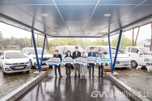 (사진제공:한울본부)박범수 본부장과 각 기관 대표자들이 한울본부가 지원한 차량을 배경으로 기념사진을 촬영하고 있다
