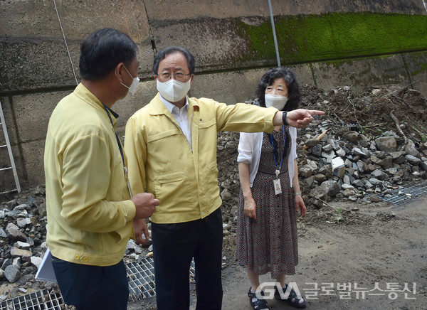 (사진제공:부산교육) 양덕여중 태풍피해 상황 점검