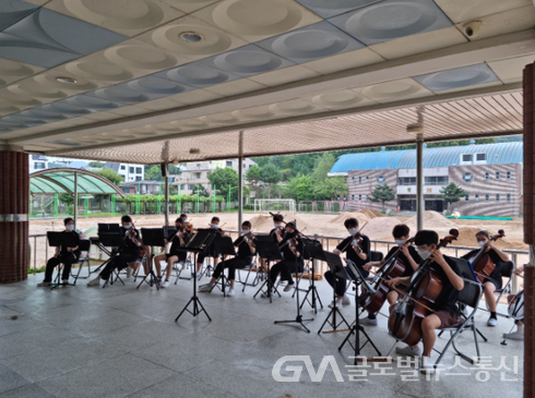 (사진제공:과천문원중학교)과천문원중학교 ‘소리모아 오케스트라’, 학생 등굣길 콘서트 개최