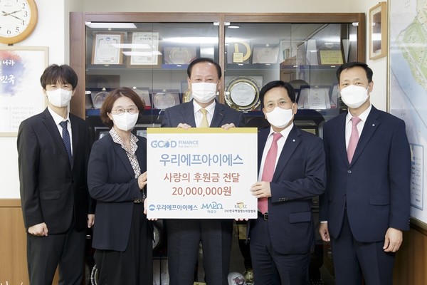 (사진제공:마포구)유동균 마포구청장(가운데)이 지난 13일 우리에프아이에스(우리FIS)가 한국백혈병소아암협회에 후원금을 전달하는 기탁식에 참석해 관계자들과 기념 촬영하는 모습.