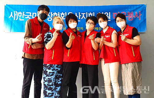 (사진제공: (사)한국미용장협회울산지회) 울산요양병원 봉사 참여 미용장 단체사진